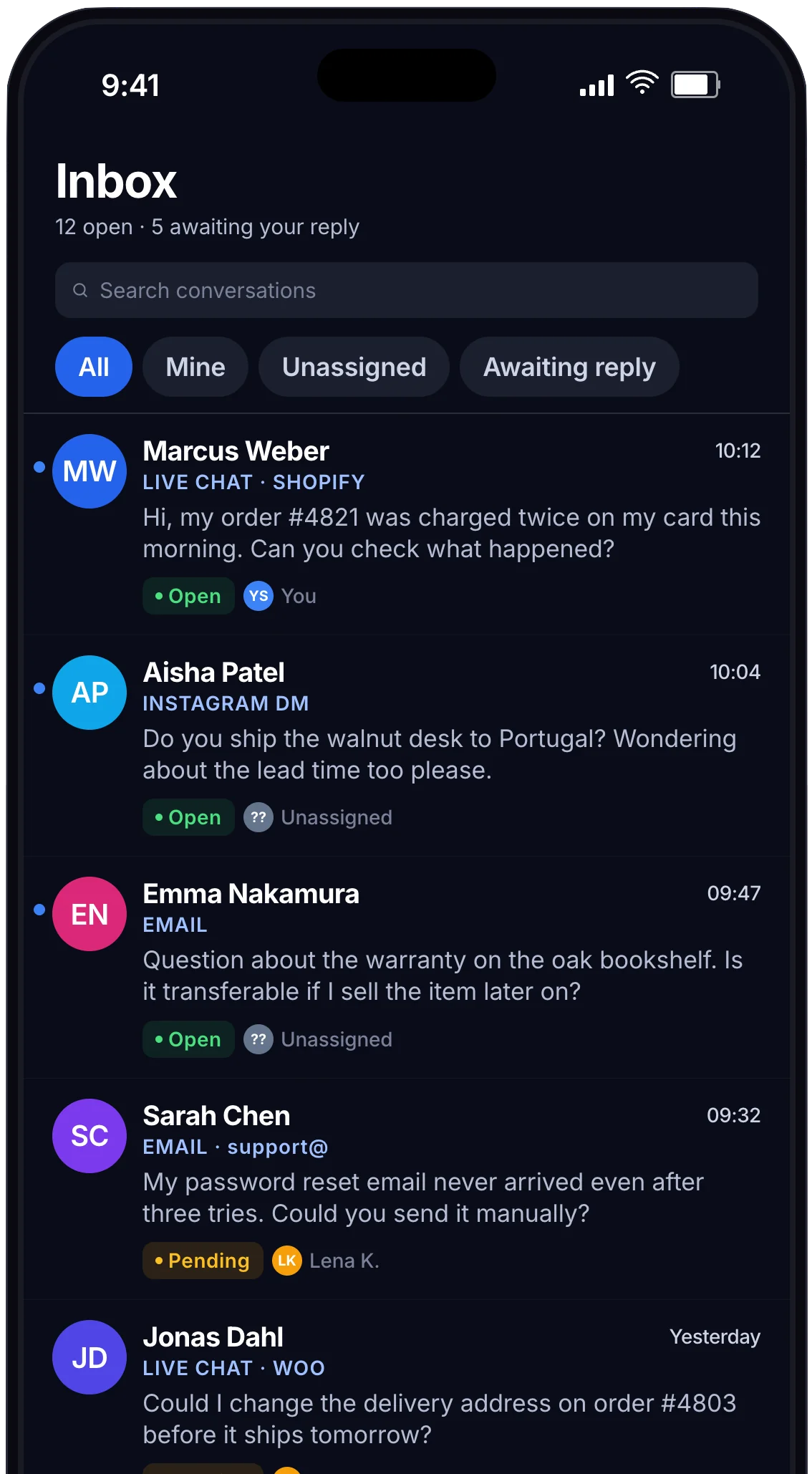 Smart unified inbox in the Deskwoot customer support app, showing triaged conversations across channels