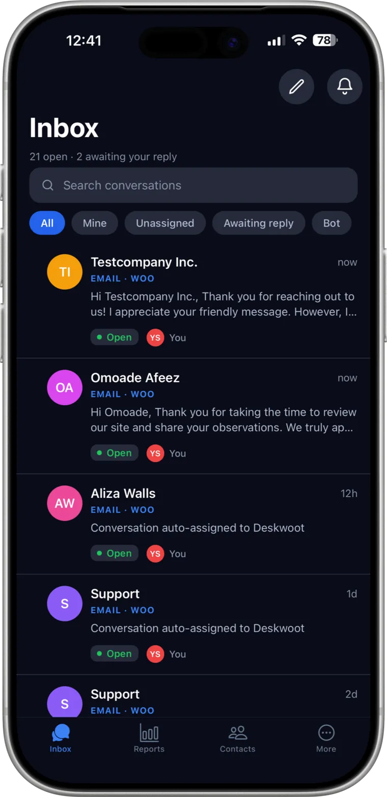 Caixa de entrada unificada inteligente no app de suporte da Deskwoot, mostrando conversas triadas em todos os canais